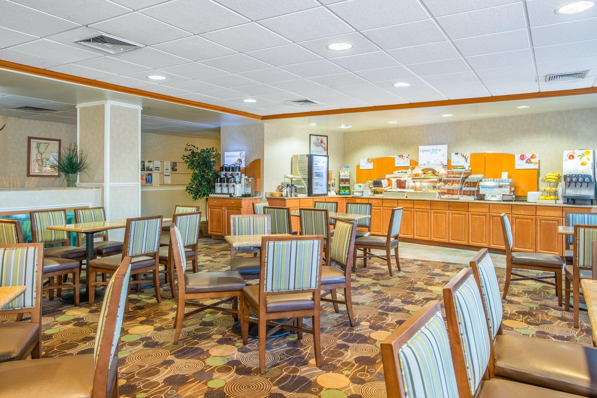 Holiday Inn Express Hotel & Suites Brattleboro By Ihg Exterior foto
