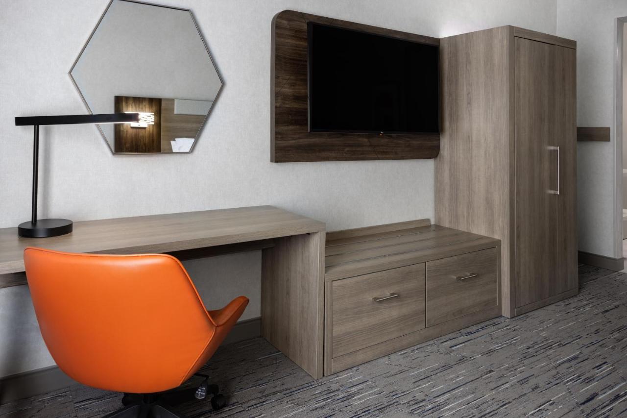 Holiday Inn Express Hotel & Suites Brattleboro By Ihg Exterior foto