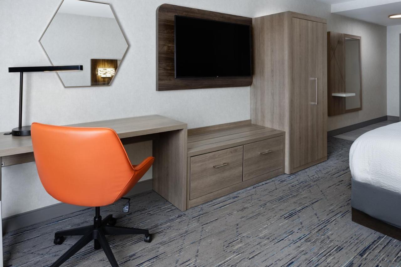 Holiday Inn Express Hotel & Suites Brattleboro By Ihg Exterior foto
