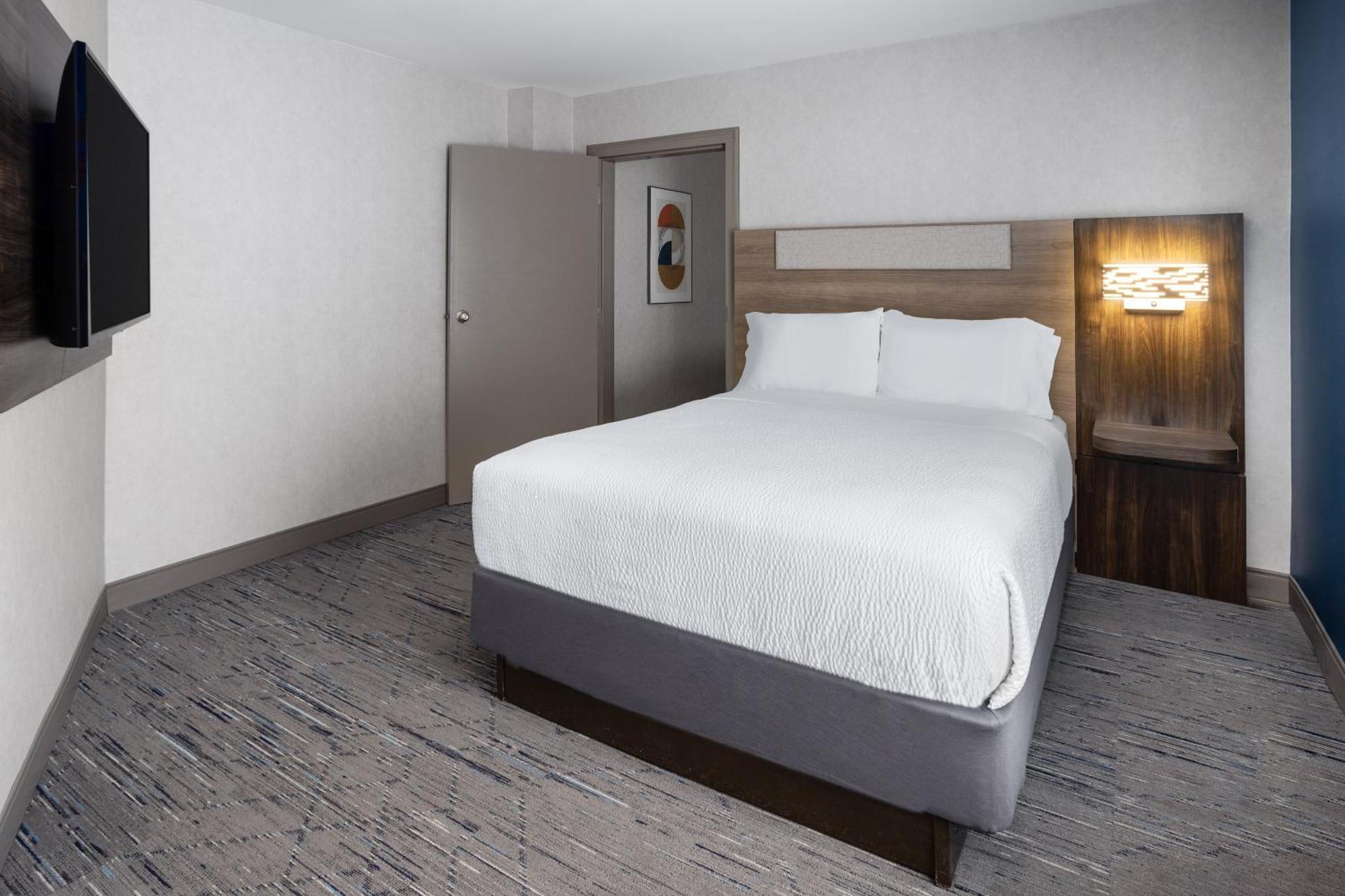 Holiday Inn Express Hotel & Suites Brattleboro By Ihg Exterior foto