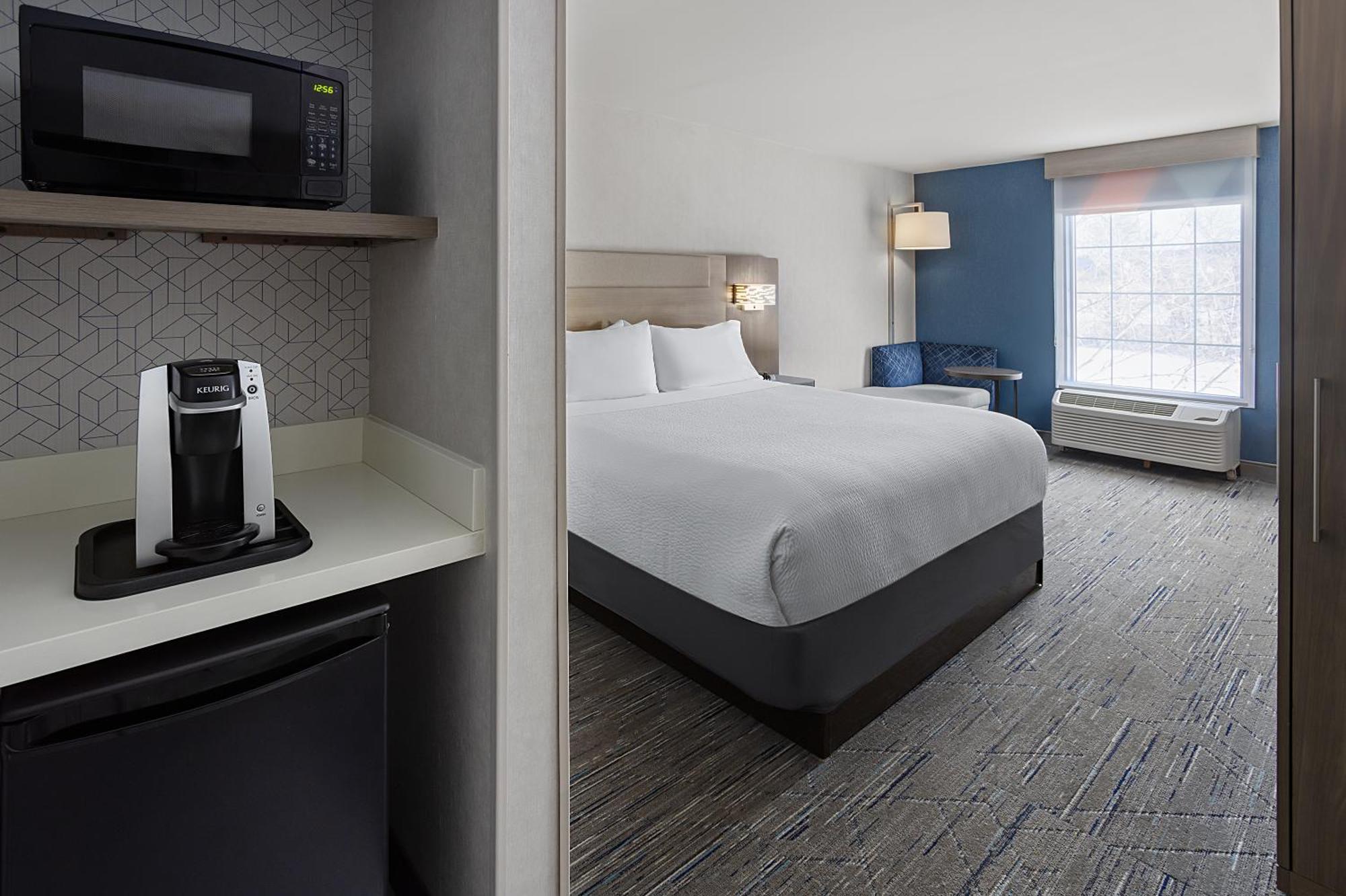 Holiday Inn Express Hotel & Suites Brattleboro By Ihg Exterior foto