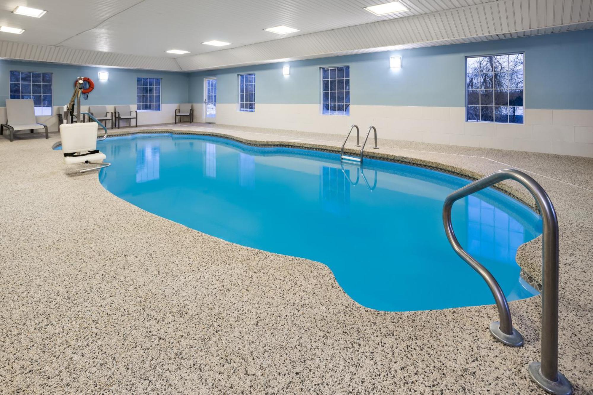 Holiday Inn Express Hotel & Suites Brattleboro By Ihg Exterior foto