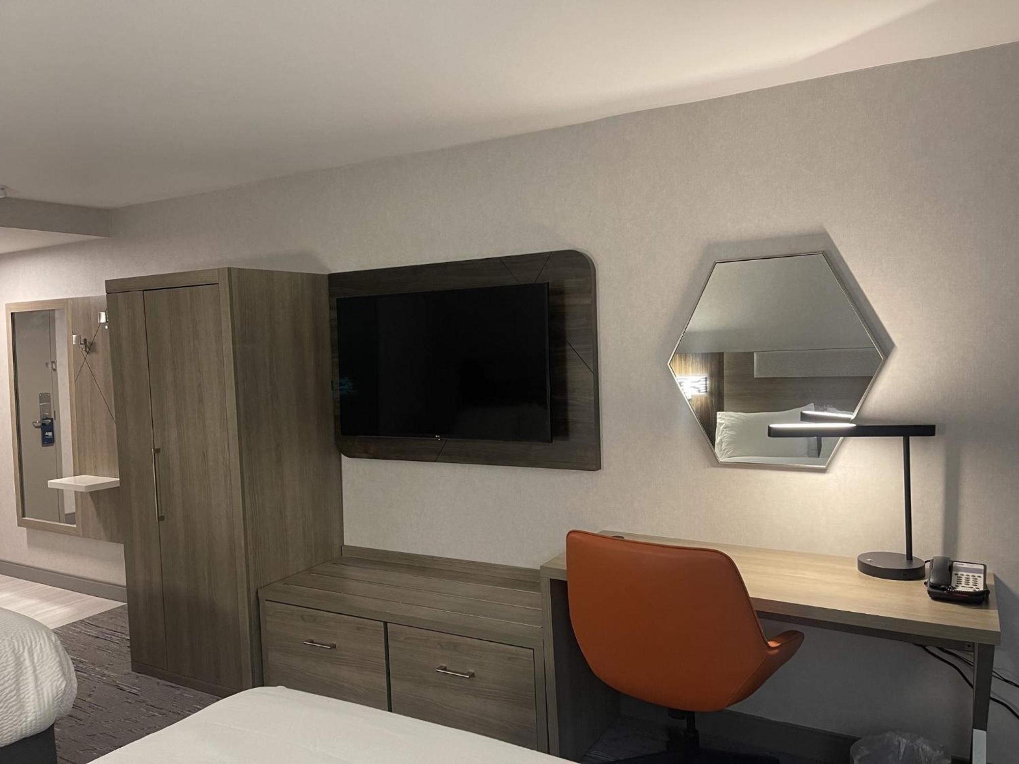 Holiday Inn Express Hotel & Suites Brattleboro By Ihg Exterior foto