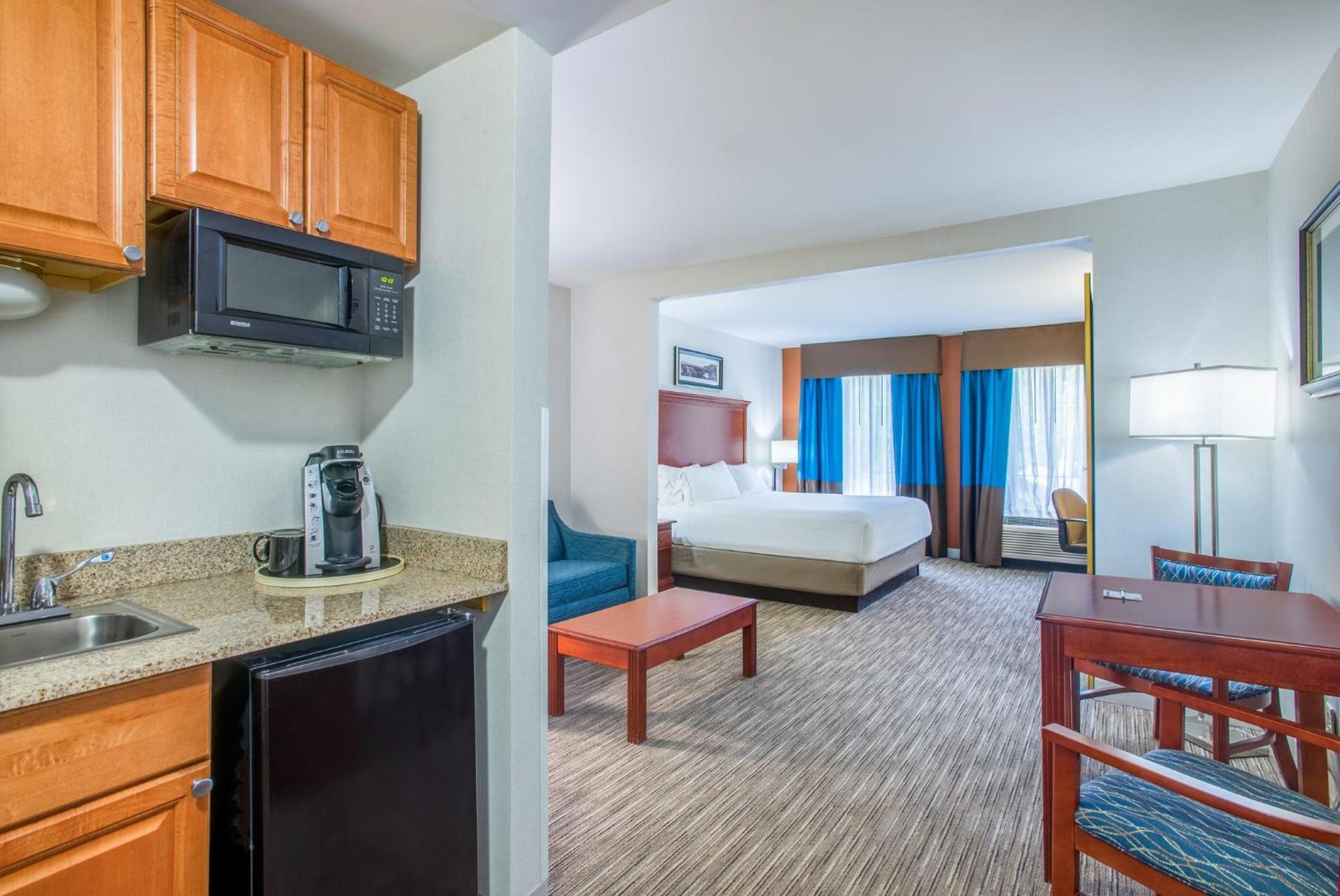 Holiday Inn Express Hotel & Suites Brattleboro By Ihg Exterior foto
