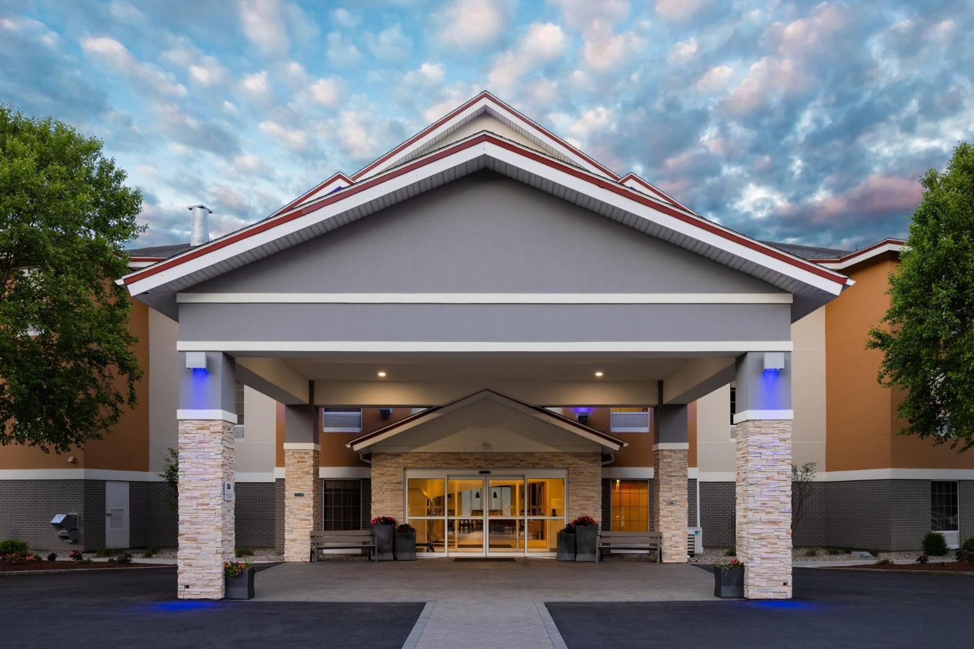 Holiday Inn Express Hotel & Suites Brattleboro By Ihg Exterior foto
