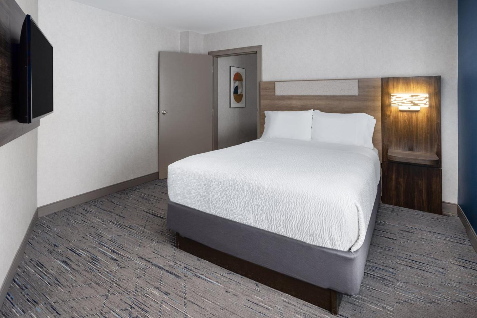Holiday Inn Express Hotel & Suites Brattleboro By Ihg Exterior foto